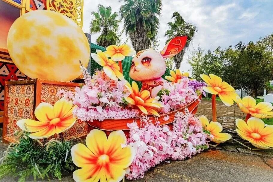 A colorful moon-and-rabbit lantern installation for Mid-Autumn celebrations in Chengdu.