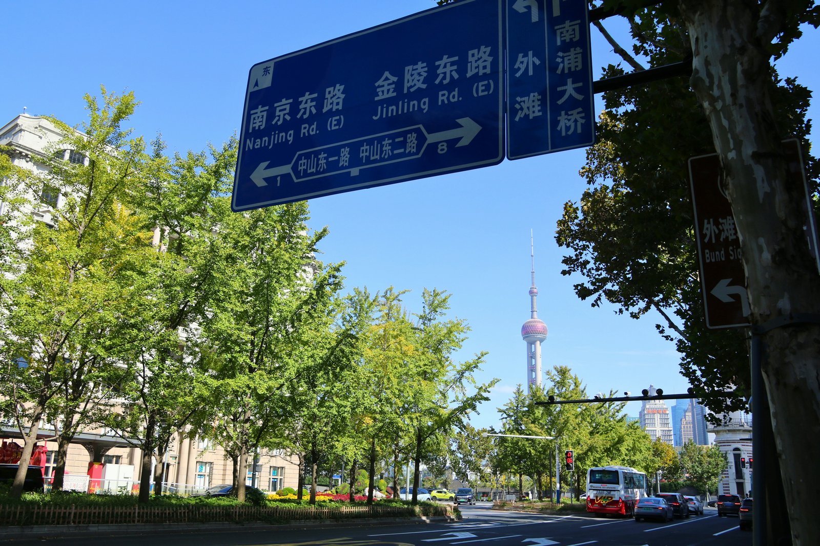 Bilingual street signs near Shanghai’s Bund identify Nanjing Road and Jinling Road.